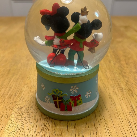 Disney Mickey and Minnie Mouse Snowglobe - Picture 2 of 4